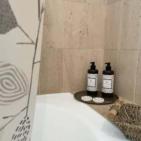 Title E Title - Oura Appartement